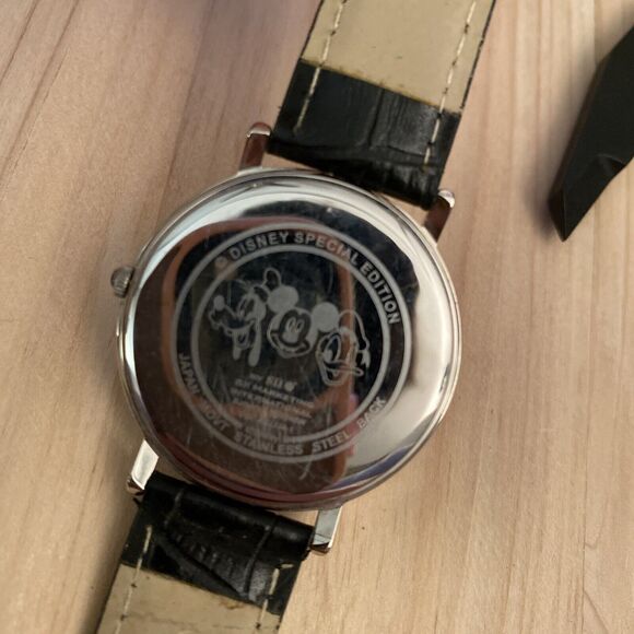 Disney Mickey and Friends Men’s Watch - Picture 5 of 9